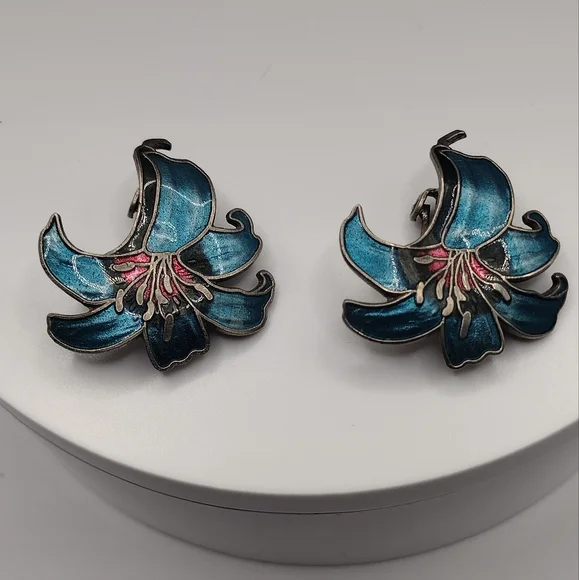 SOLD on another Platform Vintage Cloisonné Flower Earrings - Picture 3 of 3